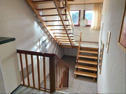 Treppenhaus zum teilweise ausgebauten Spitzboden