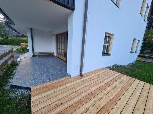 2 Terrassen mit Gartenfläche