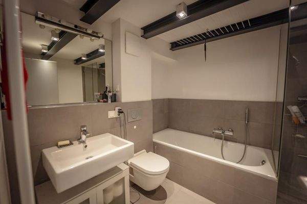 Badezimmer mit Badewanne und Dusche