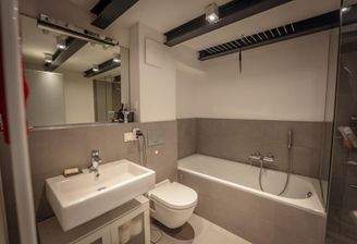 Badezimmer mit Badewanne und Dusche