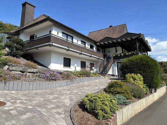 Hausansichten mit Zufahrt