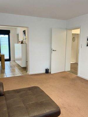 Blick in Wohnzimmer + Küche