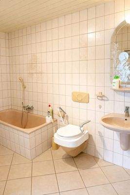 Helles Badezimmer mit beiger Ausstattung