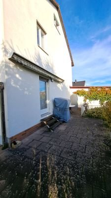 Ansicht von Süden - Terrasse, Durchgang zur Garage