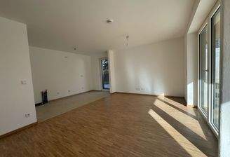 Helles Wohnzimmer mit Parkett