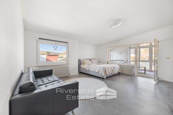 geräumiges Schlafzimmer mit Zugang zum Wintergarten 