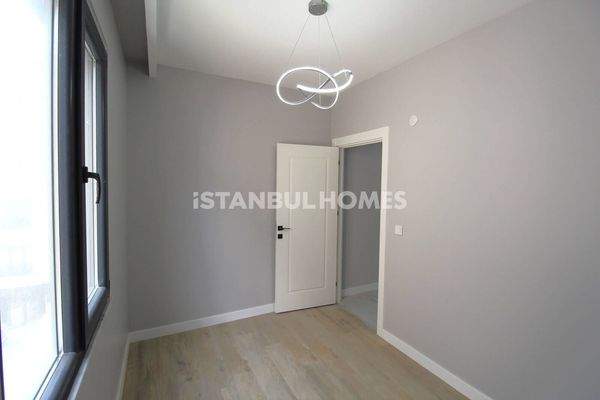 Newly-Built Flat near Highway in İstanbul Sultangazi