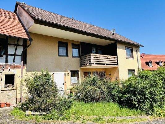 Südostansicht des stattlichen Hauses mit Balkon