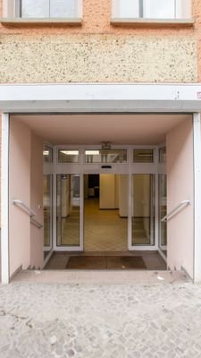 Schaufenster und Haupteingang-1.jpg