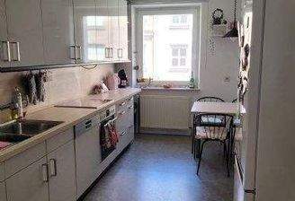 Geräumige Küche mit Platz für Essecke ähnlich