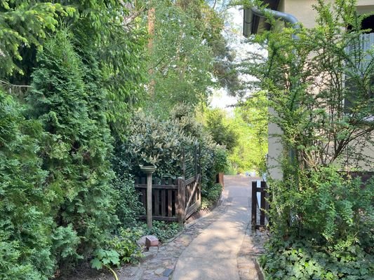 Weg entlang des nördlichen Hausgiebels 