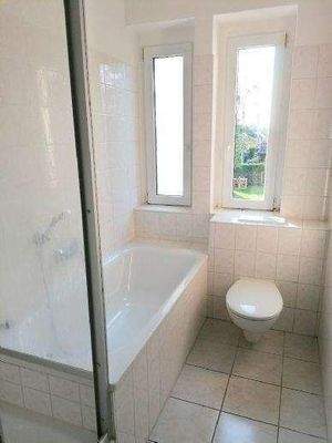 gefliestes Bad, Wanne, Dusche, Fenster