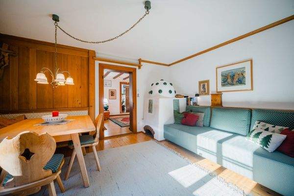  ... und wärmender Kachelofen.