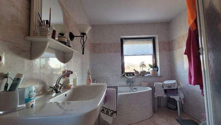 Bad mit Badewanne und Dusche