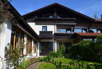 HausSüdseiteFrühling b.JPG