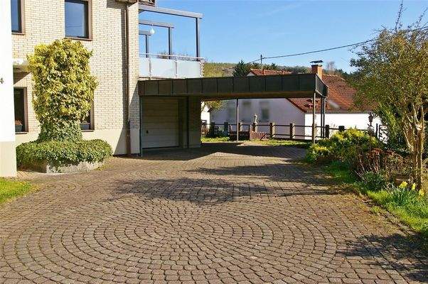 Einfahrt, Stellplätze