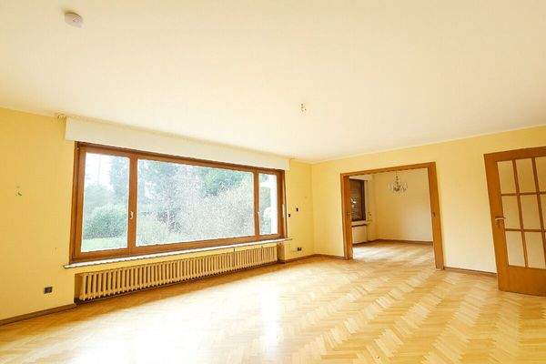 Helles Wohnzimmer mit Essbereich