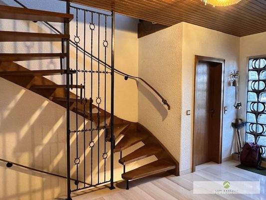 Zugang zum Keller- und unausgebautem Dachgeschoss