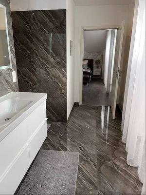 Eltern-Badezimmer im Dachgeschoss