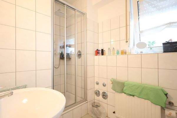 Tageslichtbad ... Bäder der 75 qm Einheiten alle identisch