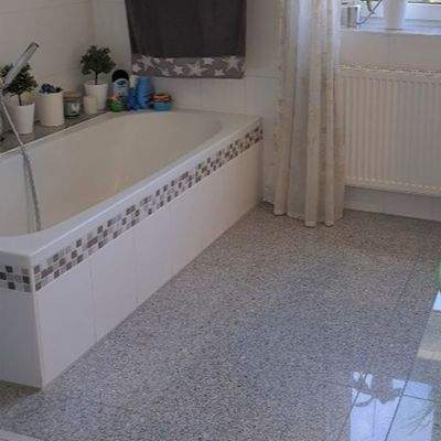 Bad mit Wanne und Dusche