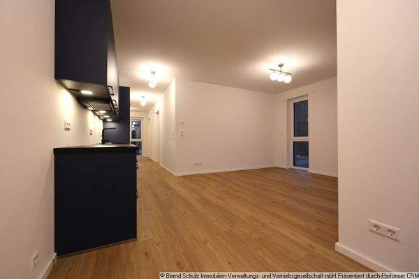 09 Wohnzimmer mit offener Küche