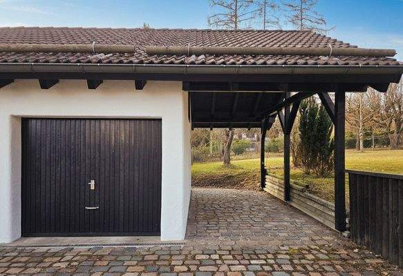 Garage mit Carport