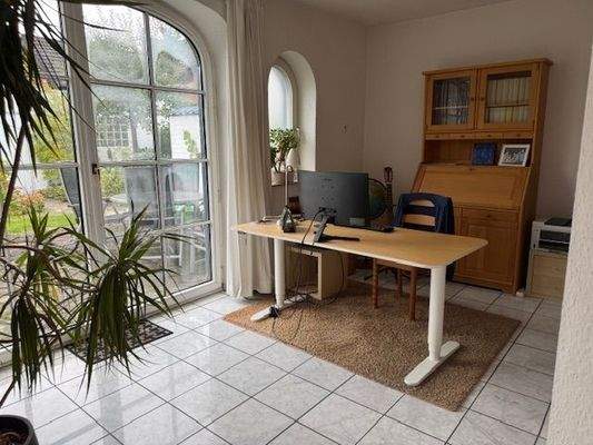 Büro- oder Leseecke mit Zugang zur Terrasse