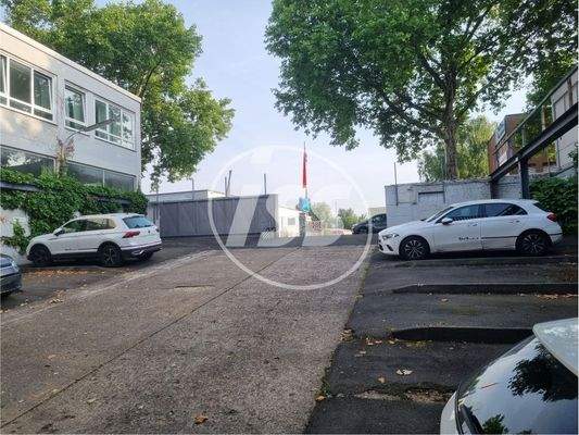 Hofeinfahrt zu EG rechts und links