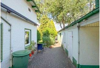 Weg zum hinteren Grundstück und Abstellräume (rechts)