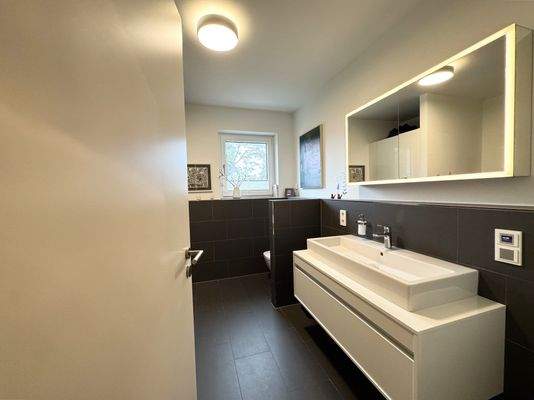 Helles, tageslichtdurchflutetes Masterbad