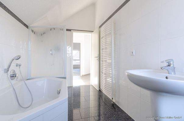 Tageslichtbad mit Dusche und Wanne