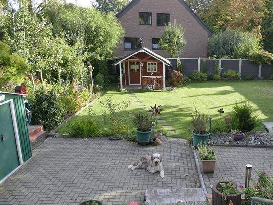 Blick in den Garten von der Küchenterrasse