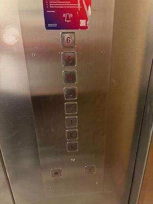 Aufzug innen mit Edelstahl