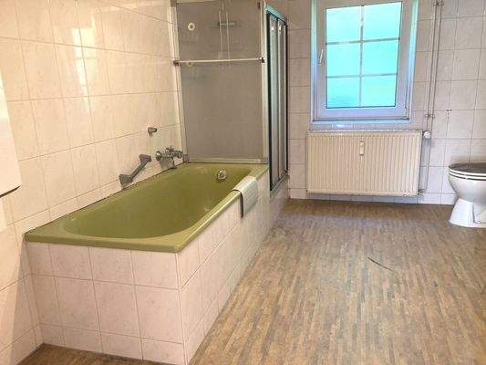 Bad mit Dusche und Badewanne