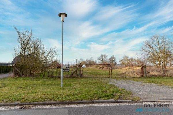 Grundstück Straßenansicht