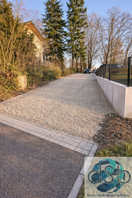 Neuer Kiesweg im goldenen Abendlicht.png