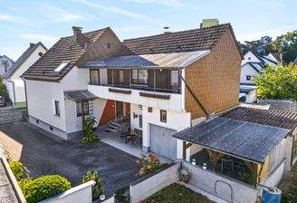 Gartenseite mit Balkon, Garage und überdachtem Sitzplatz
