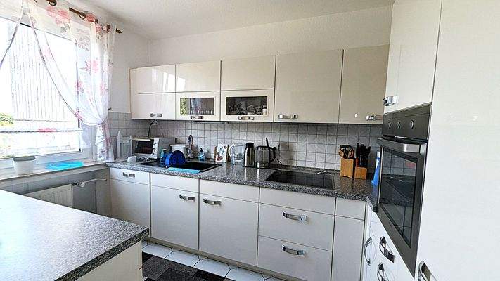 moderne und gepflegte Einbauküche