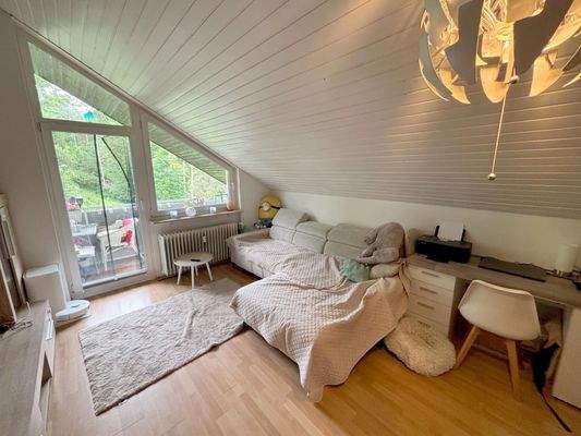 Wohnzimmer mit Balkonzugang