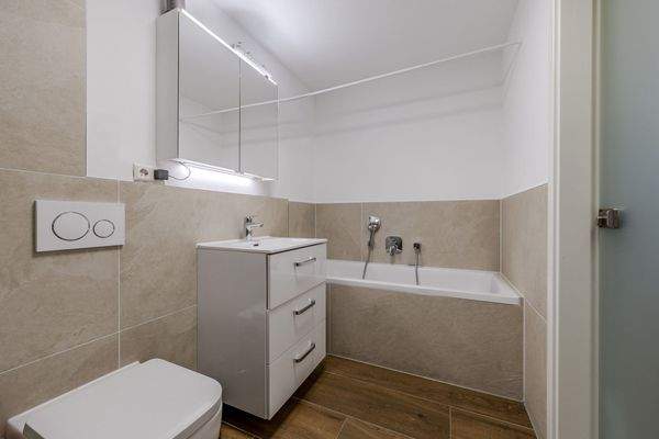 Bad mit Wanne und Dusche