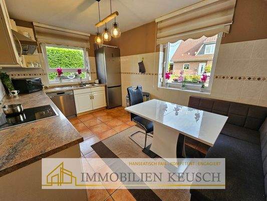 Helle Küche mit Sitzgelegenheit