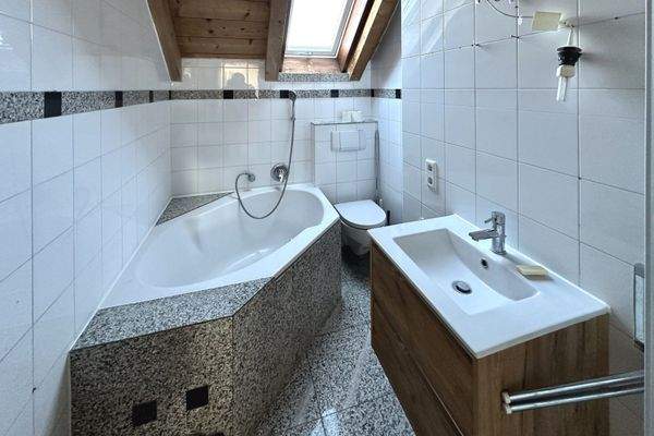 Badezimmer mit Badewanne, Dusche, Waschbecken, WC