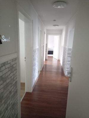 Langer Flur mit Türen