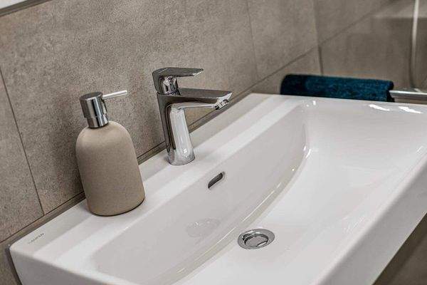 Laufen-Waschbecken / Design-Armaturen