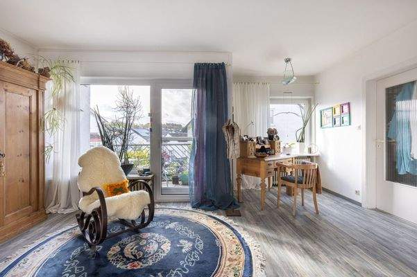 Schlafzimmer OG mit Blick zum Balkon OG