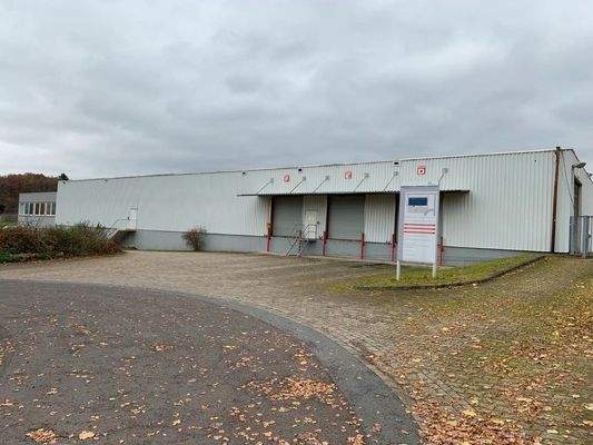 Halle 1 Tore mit Rampen