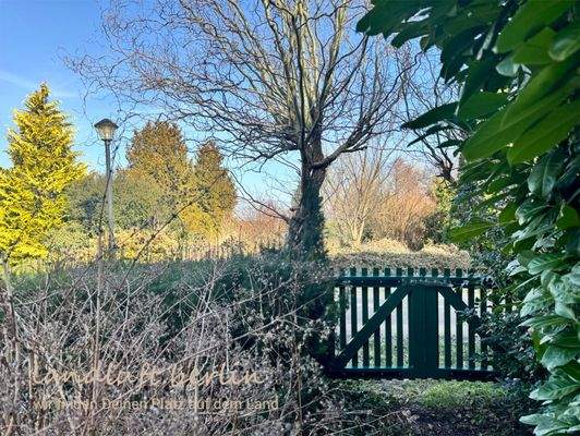 Gartentor zur Straße Am Strom, im Hintergrund Gart