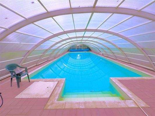 überdachter Swimmingpool