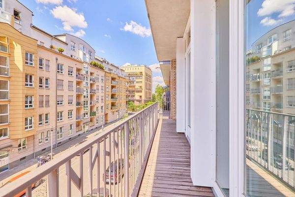 Balkon auf Wohnungsbreite